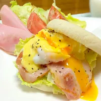 Snapdishの料理写真:レタスとベーコンのエッグベネディクト🍳✨