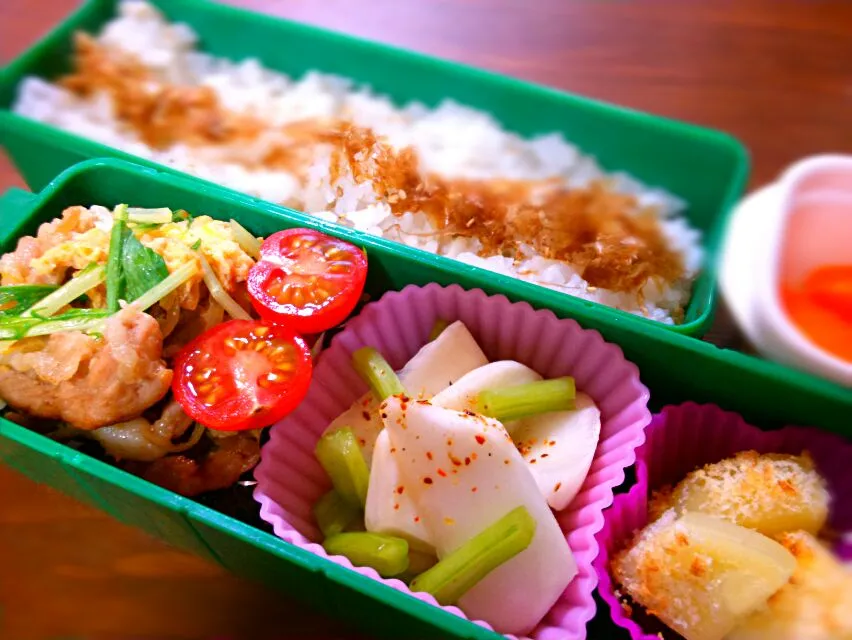 中１女子の今日のお弁当。おかか麦ごはん、豚たま～、蕪の浅漬け、新じゃがのチーズパン粉焼き、ミニトマト、オレンジ|みっちっちさん