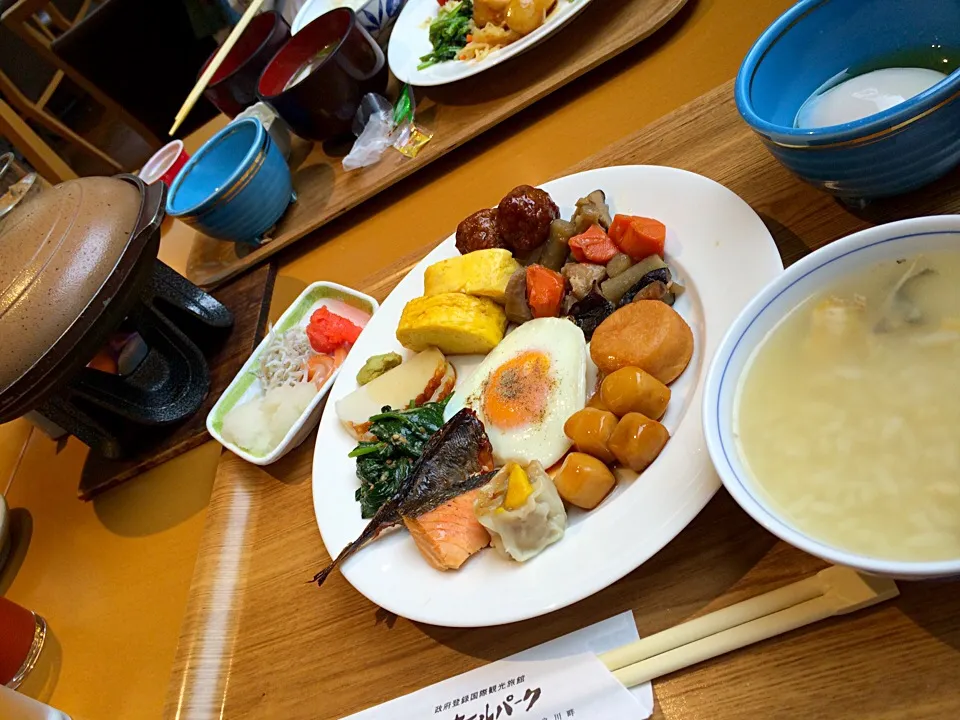 Snapdishの料理写真:岐阜の朝はやはり朴葉味噌、鮎雑炊も♬旅館の朝ごはんって、酒が飲みたくなる|ままぞうさん