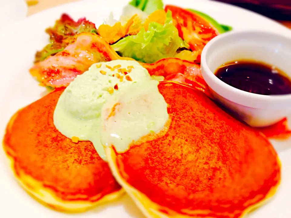 Snapdishの料理写真:デニーズでモーニング🍴アボカドクリームのパンケーキ💚|きゅうちゃんさん