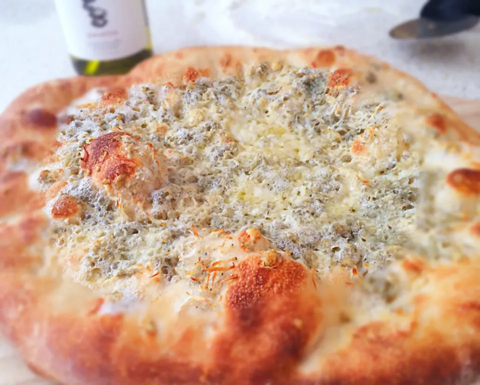 Pizza with baby sardines, Gorgonzola and black pepper|Akiko Nishimaeさん