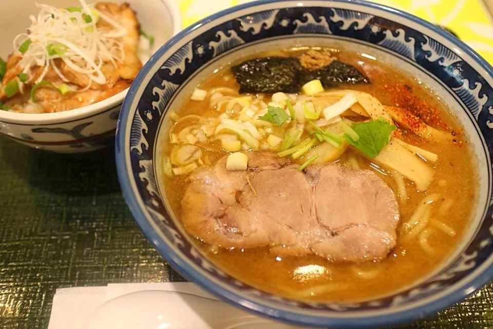 濃厚ラーメンに炙りチャーシュー丼セット|マハロ菊池さん