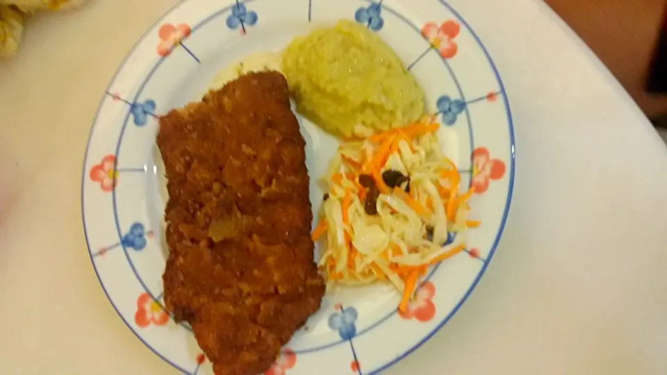 pork chops with brown butter mash potatoes and no mayo healthy coleslaw|Angel Wongさん