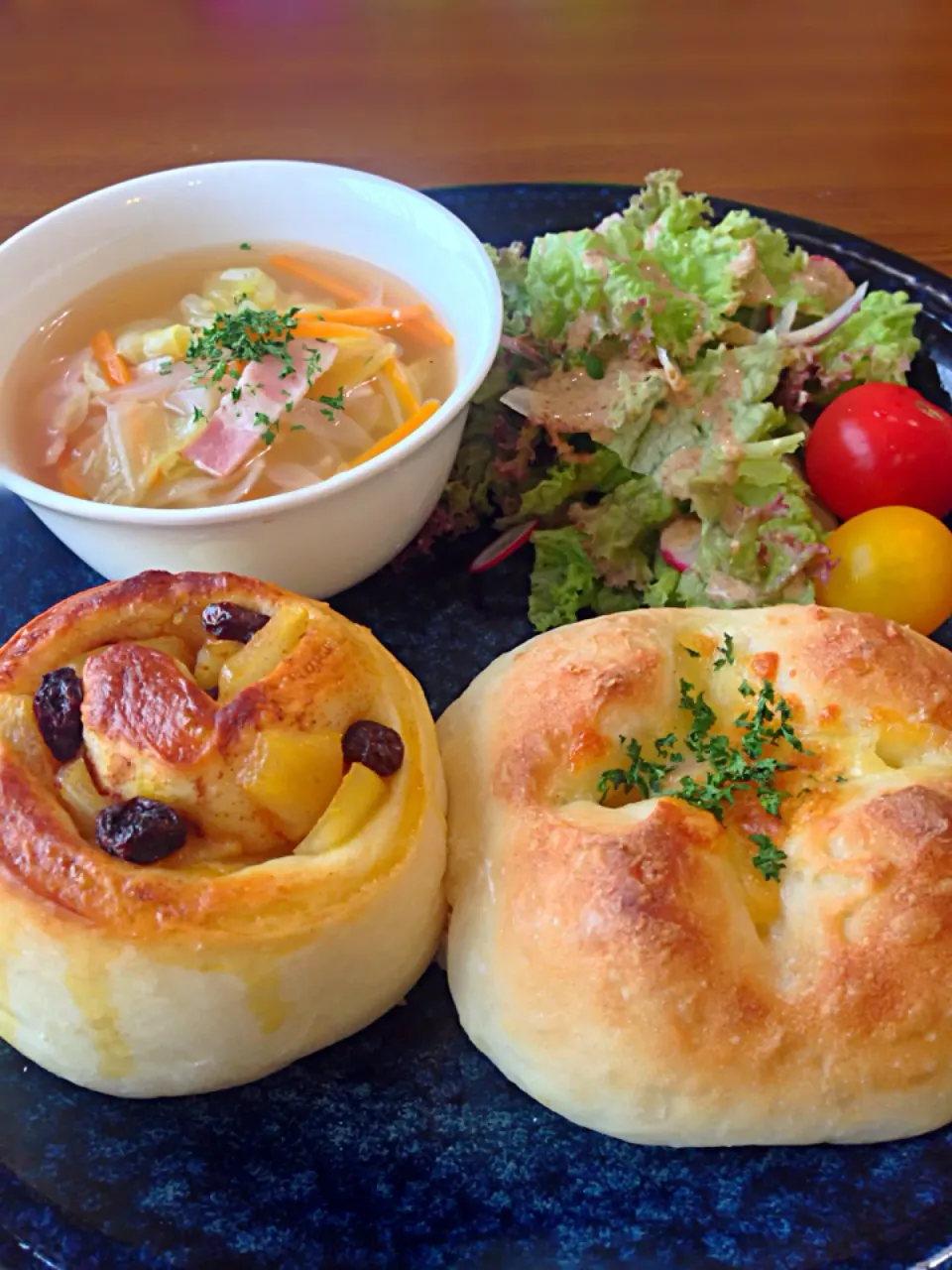 ⭐️林檎とレーズンのくるくるパン ⭐️ジャーマンポテトパン ⭐️野菜サラダ 胡麻ドレッシング ⭐️野菜たっぷりコンソメスープ|よっちぃさん