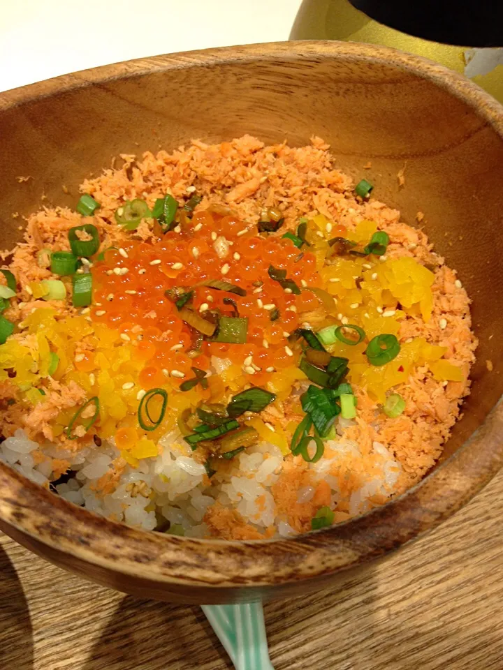 鮭といくらの丼|とまちゃんさん