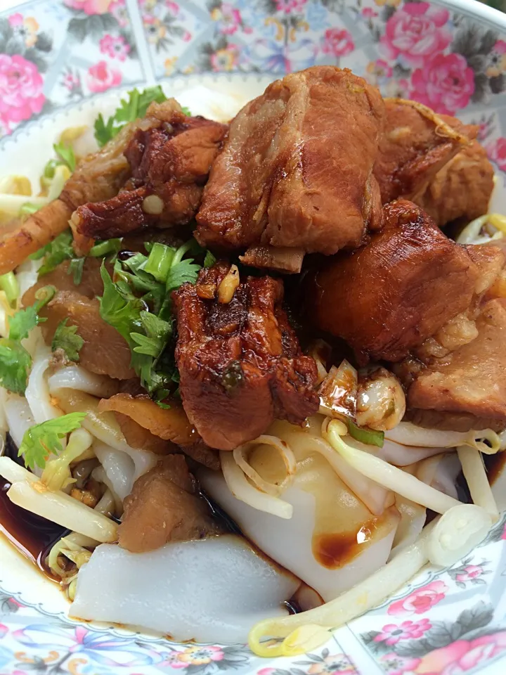 Snapdishの料理写真:Noodle roll and steam sparerib with sweet soy sauce|Duan Piyanunさん