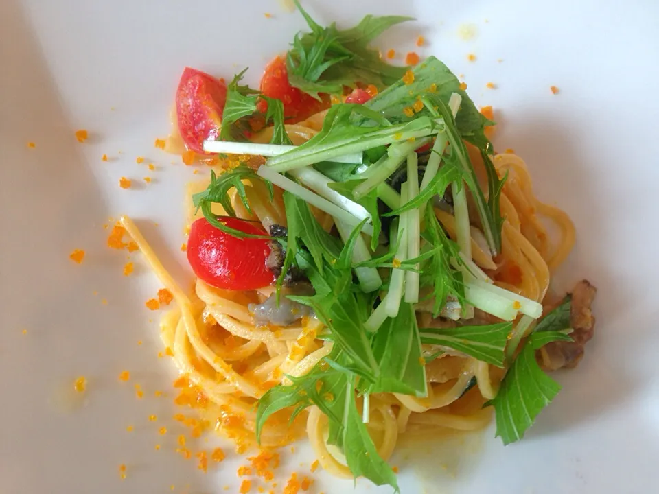 LA PASTA  TONNARELLI CON CONCHIGLIE MISTE,BOTTARGA E MIZUNA パスタ 浅利やツブ貝などの貝類とカラスミで和えた自家製手打ちパスタ トンナレッリ 水菜を添えて🍝🇮🇹|ゆうじ.さん