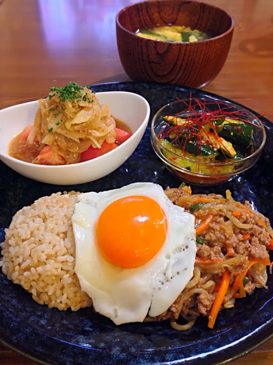 ⭐️野菜と挽き肉の甘辛味噌炒め丼 目玉焼き乗せ ⭐️韓国風叩ききゅうり ⭐️トマトと新玉ねぎのサラダ ⭐️ニラ玉汁|よっちぃさん