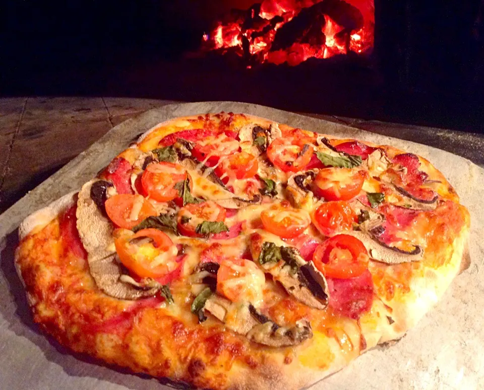 Salami mushroom tomato and basil|woodfiredさん