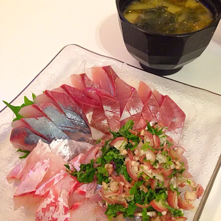 今夜は新鮮なお魚が売ってるお店に行ったので、お刺身定食とワカメのお味噌汁😊|NanaMOさん