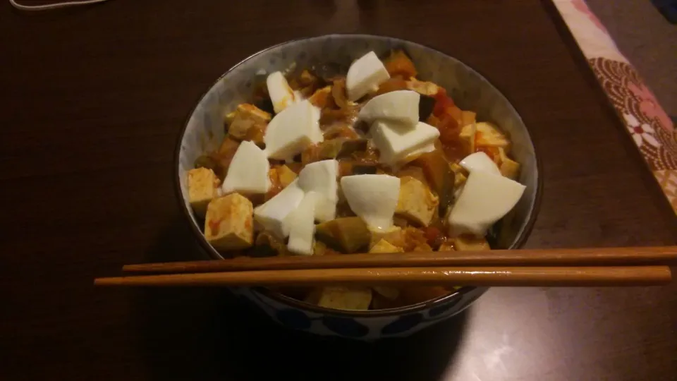 茄子、豆腐、モッツァレラチーズ、トマト​​ソース丼|Antoine Blancさん