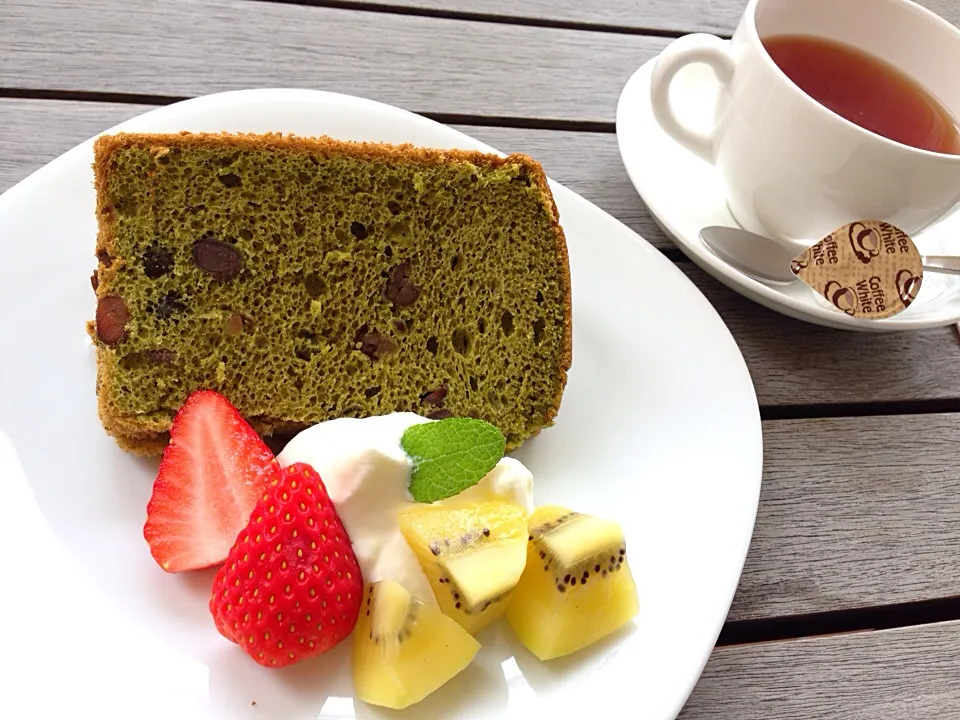 抹茶と大納言のシフォンケーキ🍰 と 紅茶|こいちさん