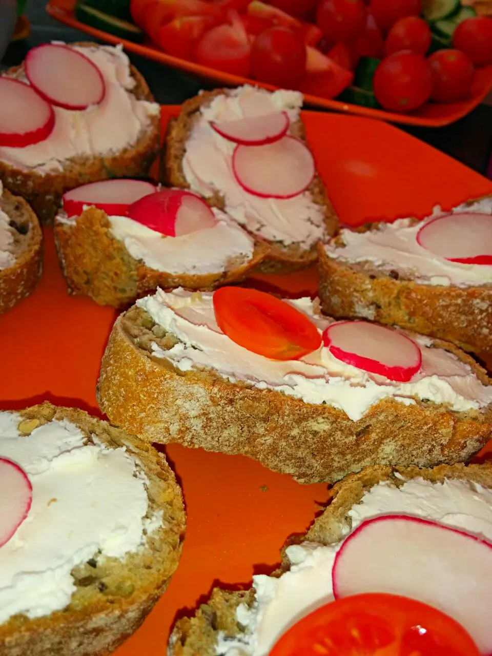 small breads with tomato cherries and radishes|LucieFoodさん