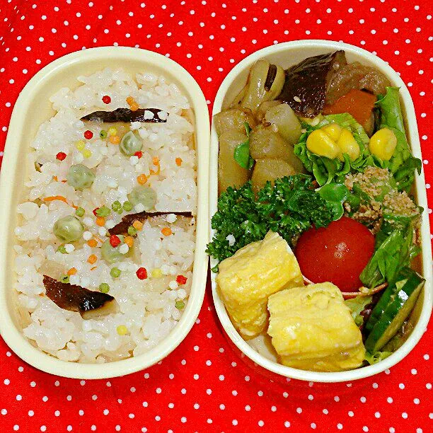 Snapdishの料理写真:6/8(日)は自分弁当
すき間に緑つっこみまくり
♪バラ寿司
♪煮しめ
♪たたきごぼう
♪オクラのごま和え
♪卵焼き
♪ミニトマト|ふみぃさん