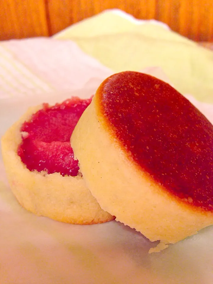 焼きたて🍓木いちごのターブル。もともと美味しいものでも❀.(*´◡`*)❀.焼きたてとなると、また美味しさは格別ですね。食べるなら、作るなら、美味しいを堪能出来るような環境もそろえてあげたい。この木いちご餡に上のパンの部分をちぎってディップみたいにつけ食べるのが好き。|Kumi_loveさん