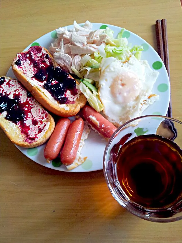 Snapdishの料理写真:2014*06*08*
Big　breakfast　
・目玉焼き
・ウインナ
・ボイルチキン
・グリーンサラダ
サラダにバジルソースが最近のお気に入り♥
手作りしたいなぁ。|tera*chanさん