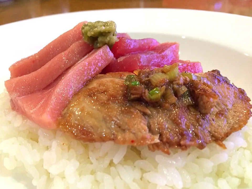 本鮪！赤身…中トロ…ほほ肉ステーキ丼！|happinessさん