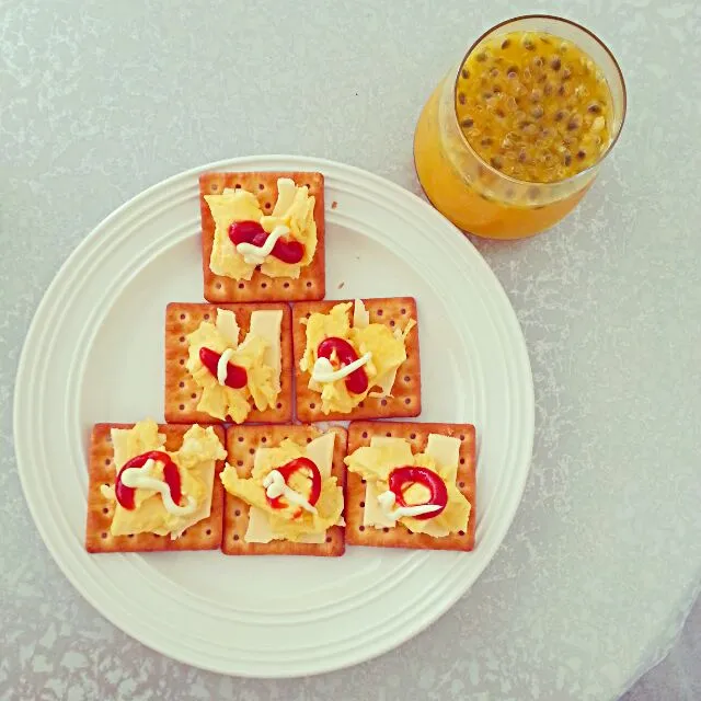 welcomeing brightful sunday ☀ with Honey Orange Passion fruits juice & cheese scrambled egg crackers|korinoさん