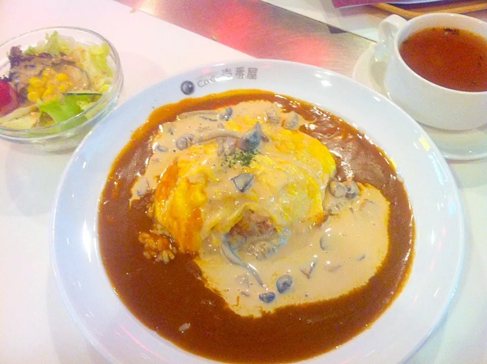 Mushroom omelette rice with tomato soup & salad|skyblueさん