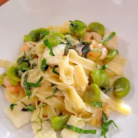 Snapdishの料理写真:Fettuccine calamari gamberetti fave in burro e basilico.|antonio scottoさん