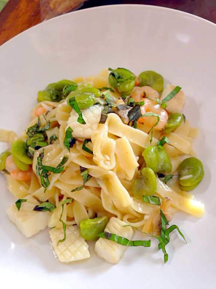 Fettuccine calamari gamberetti fave in burro e basilico.|antonio scottoさん