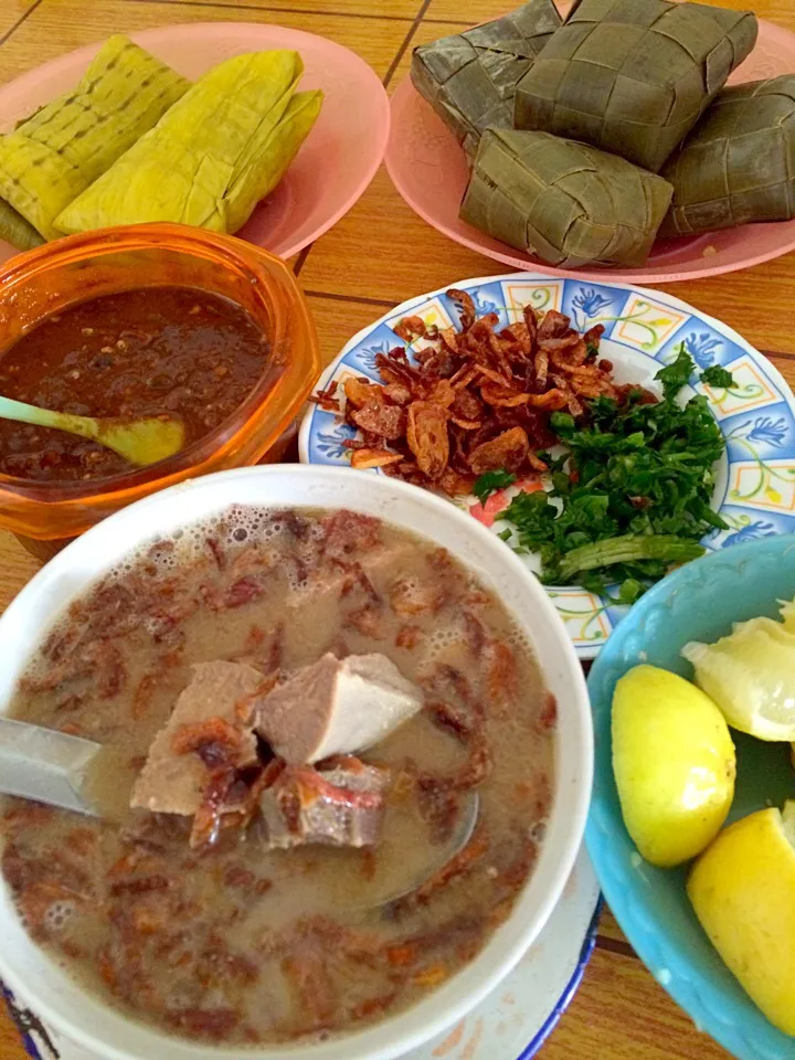 Coto Makassar, Ketupat, Burasa. Condiments: bawang goreng, daun bawang, jeruk nipis, sambal tauco|Meliaさん