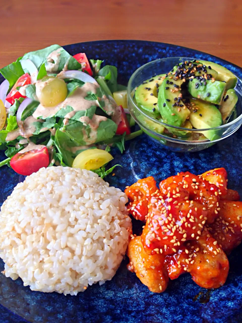 ⭐️ヤンニョムチキン ⭐️玄米 ⭐️やみつきアボカド ⭐️野菜サラダ 胡麻ドレッシング|よっちぃさん