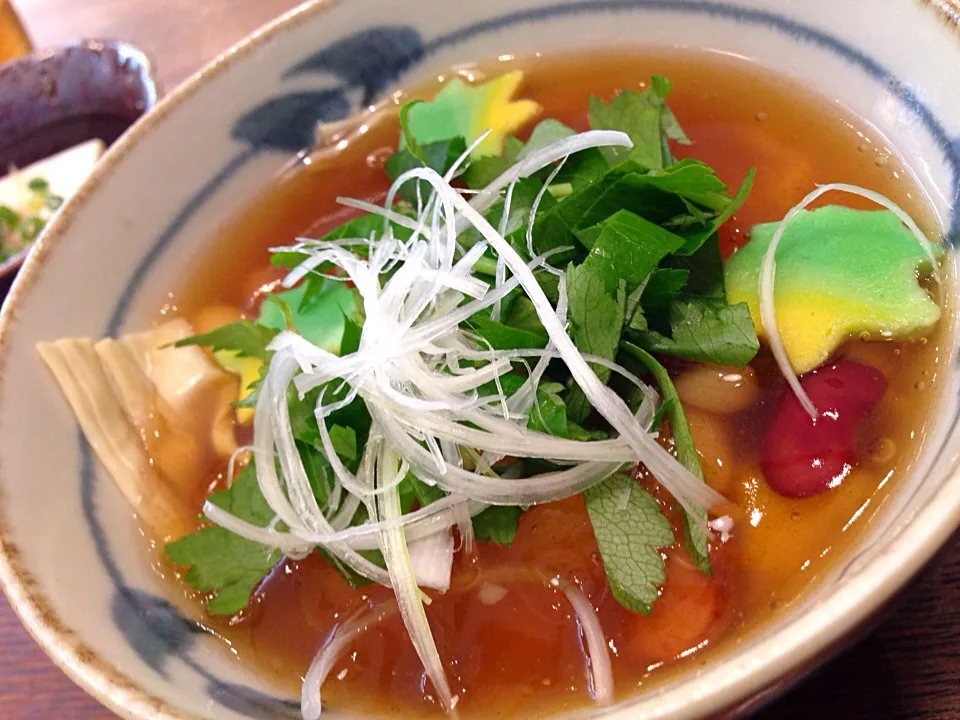 生湯葉どんぶり。汲み上げ湯葉とお豆の餡のどんぶりですな。|たけうちさん