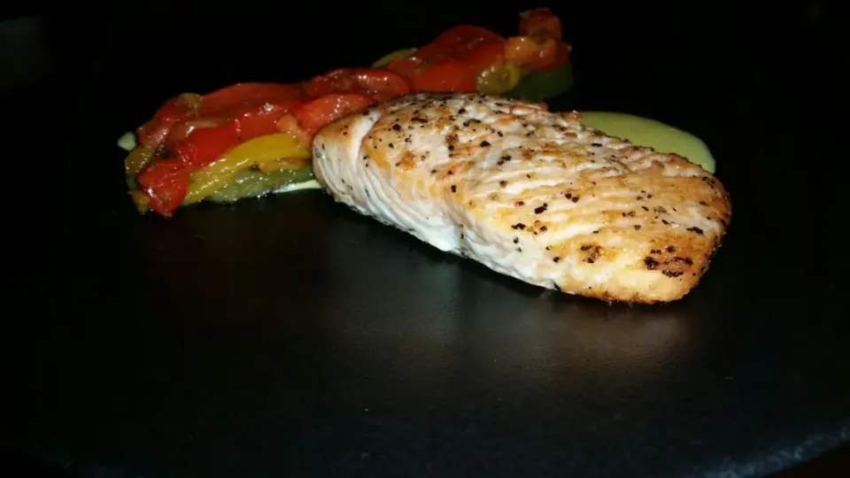 Snapdishの料理写真:Salmon with roster grill Peper and safran sauce|khalidさん