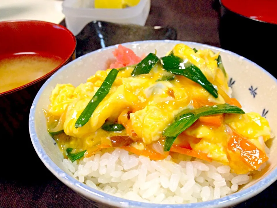 晩ご飯＊ニラ玉丼(人参・新玉ねぎ・椎茸入り)、大根のみそ汁|ひかるんさん