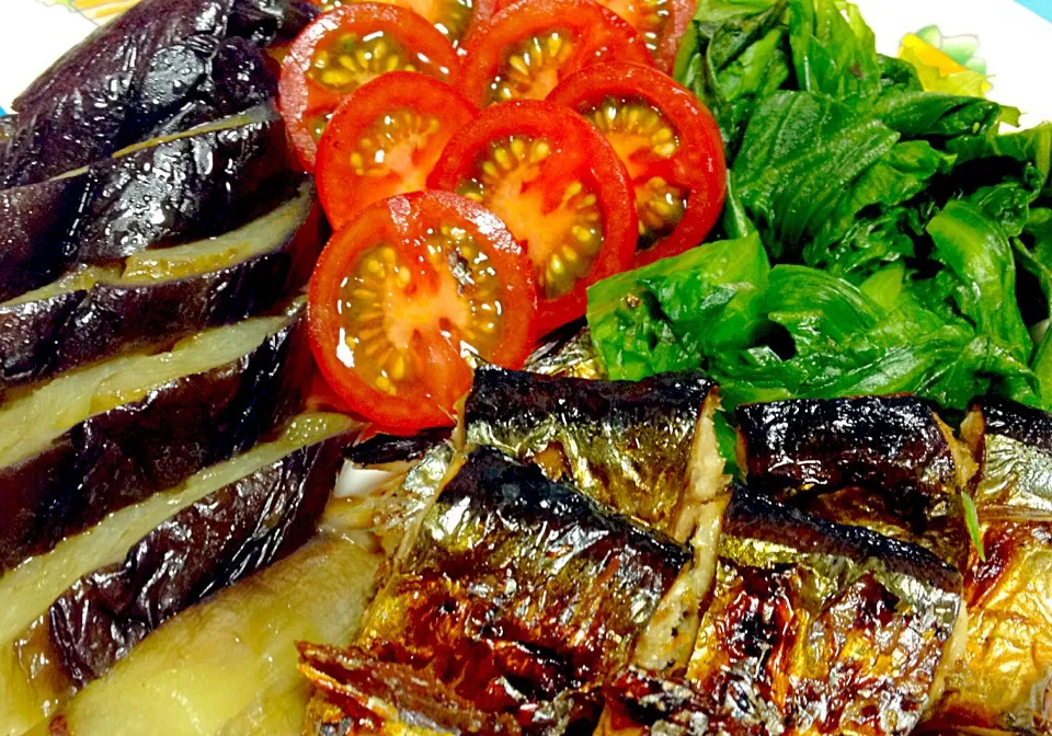 Grilled fish, boiled eggplant& fresh tomatoes n lettuce|Liezlさん