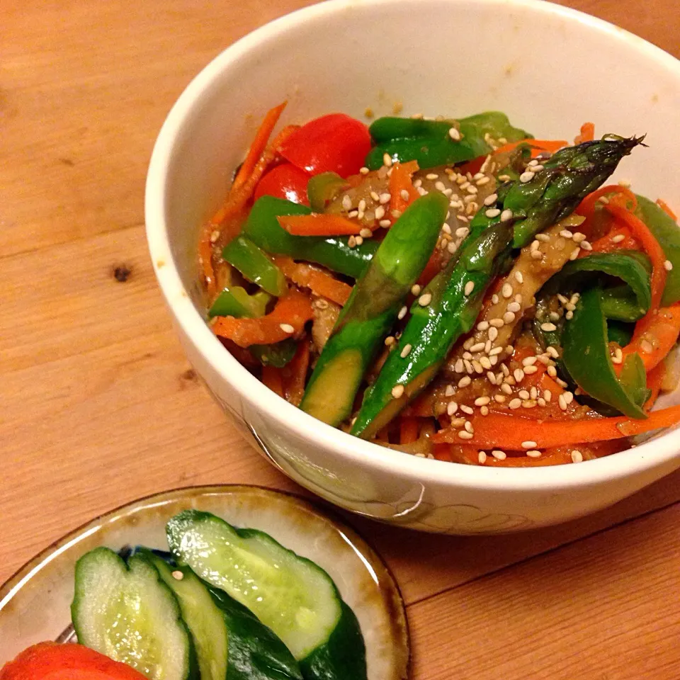 吉野亜矢子さんの料理 いろいろ野菜の胡麻味噌Bowl、新玉ねぎのサラダ アンチョビドレッシング、ズッキーニのコンソメスープ|まっきーさん