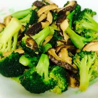 Broccoli with shiitake mushrooms|Elaine Gohさん