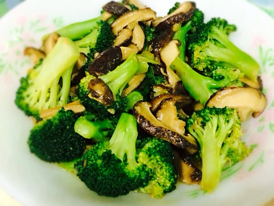 Snapdishの料理写真:Broccoli with shiitake mushrooms|Elaine Gohさん