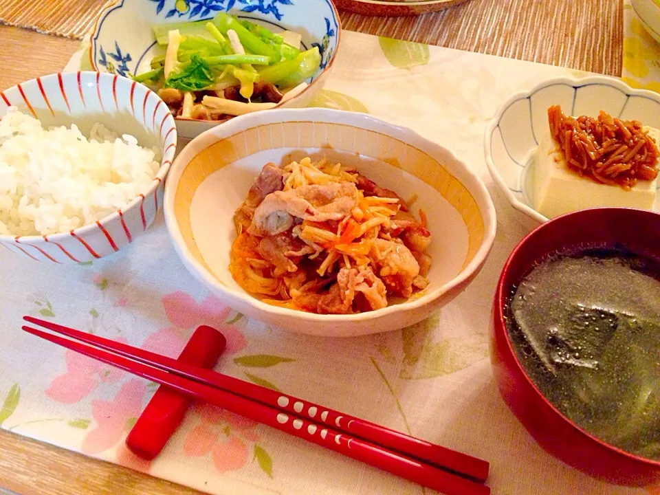 豚とはるさめの辛味噌炒め(レタスで包んで食べた)、かぶとしめじのチーズ焼き、冷奴、ワカメスープ|まろさん