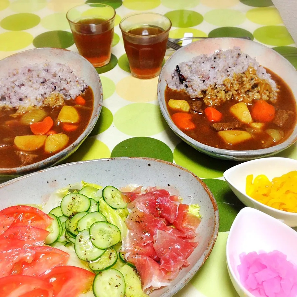 今までの家カレーで一番美味しかったビーフカレー。手作りドレッシングで生ハムサラダ。|うさ爺さん