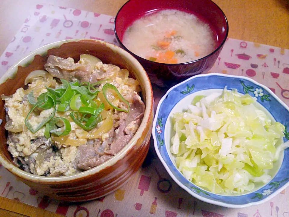 ６月８日 他人丼 コールスロー お花にんじんとわかめのお味噌汁|いもこ。さん