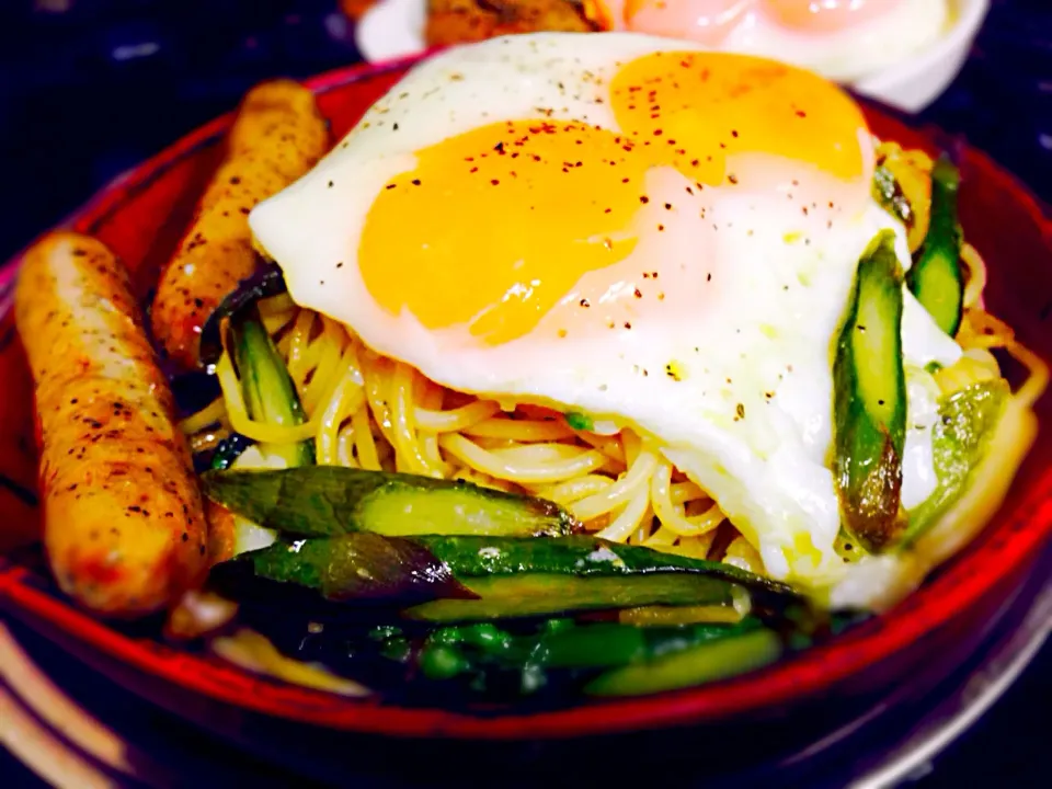 アスパラと胡椒のウインナーのペペロンチーノ風〜にこにこ目玉焼きのせ💛|きゅうちゃんさん