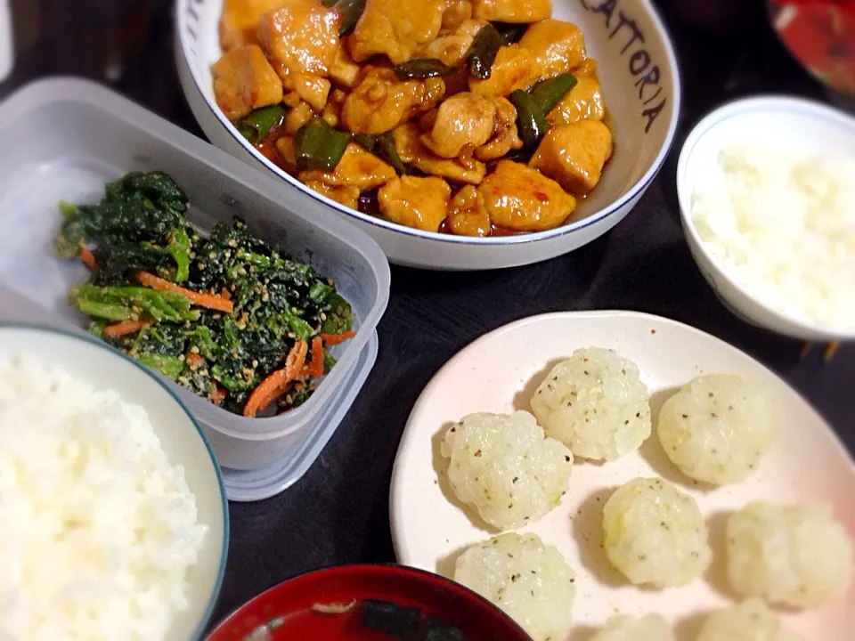 今日の晩ご飯は、鶏肉とピーマンの照り焼き、たまねぎシュウマイ、ほうれん草の胡麻和え、お吸い物。|ゆえさん