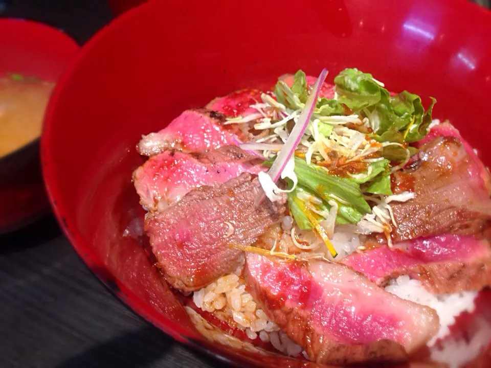 Snapdishの料理写真:博多駅バスセンター1Fにある「牛庵」の伊万里牛のあぶり丼|カオルコさん