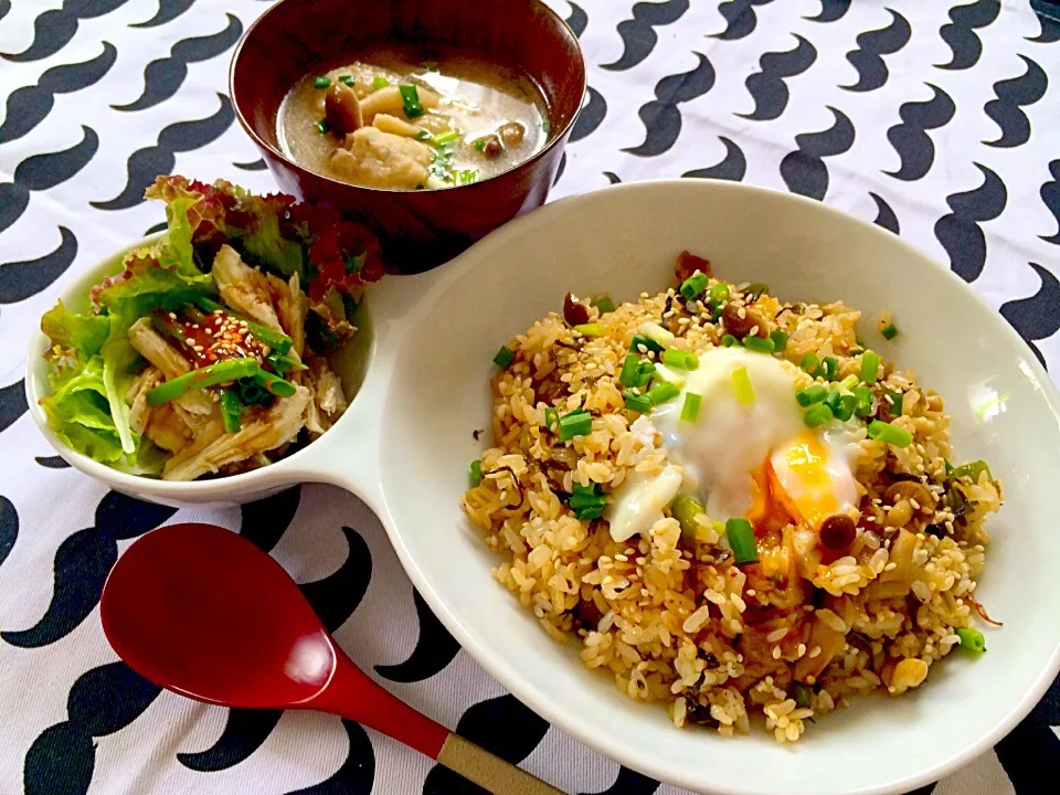 Snapdishの料理写真:ピリ辛高菜炒飯温玉のせ&鶏胸肉の柚子ぽんサラダ定食♪|Nonさん