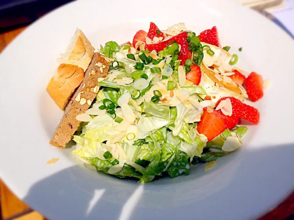 Salad with strawberries|RebeccaH💟さん