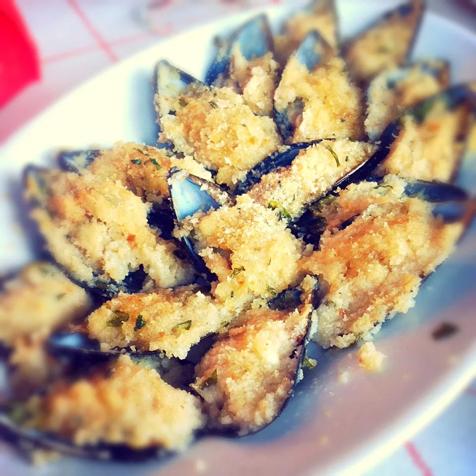 Mussels with garlic bread crumbs, parsley & parmesan|Stefan Labuschagneさん