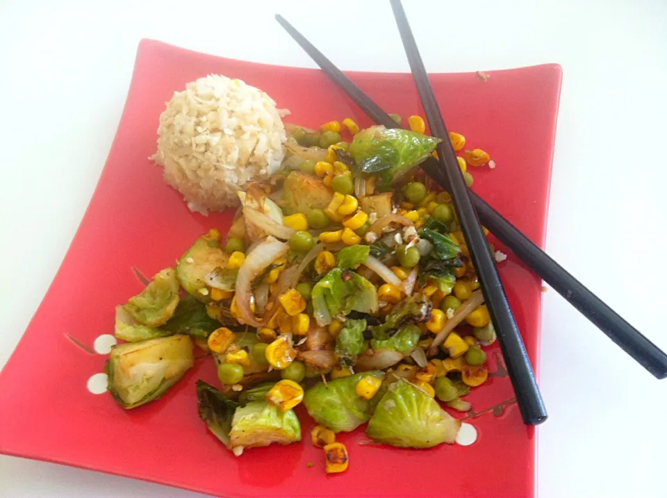 Cauliflower rice, balsamic vinaigrette Brussels sprouts & corn & peas stir fry|victoria valerioさん