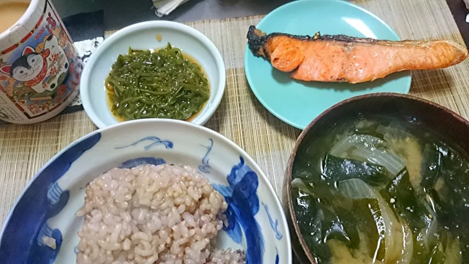 めかぶ＆塩鮭＆玉ねぎとワカメの味噌汁|まぐろさん