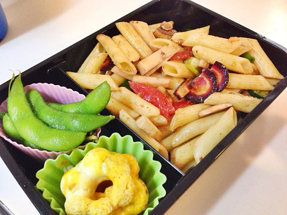 Bento: pasta salad with balsamic dressing, eggs baked in doughnut form and edamame|Kirsten Adachiさん