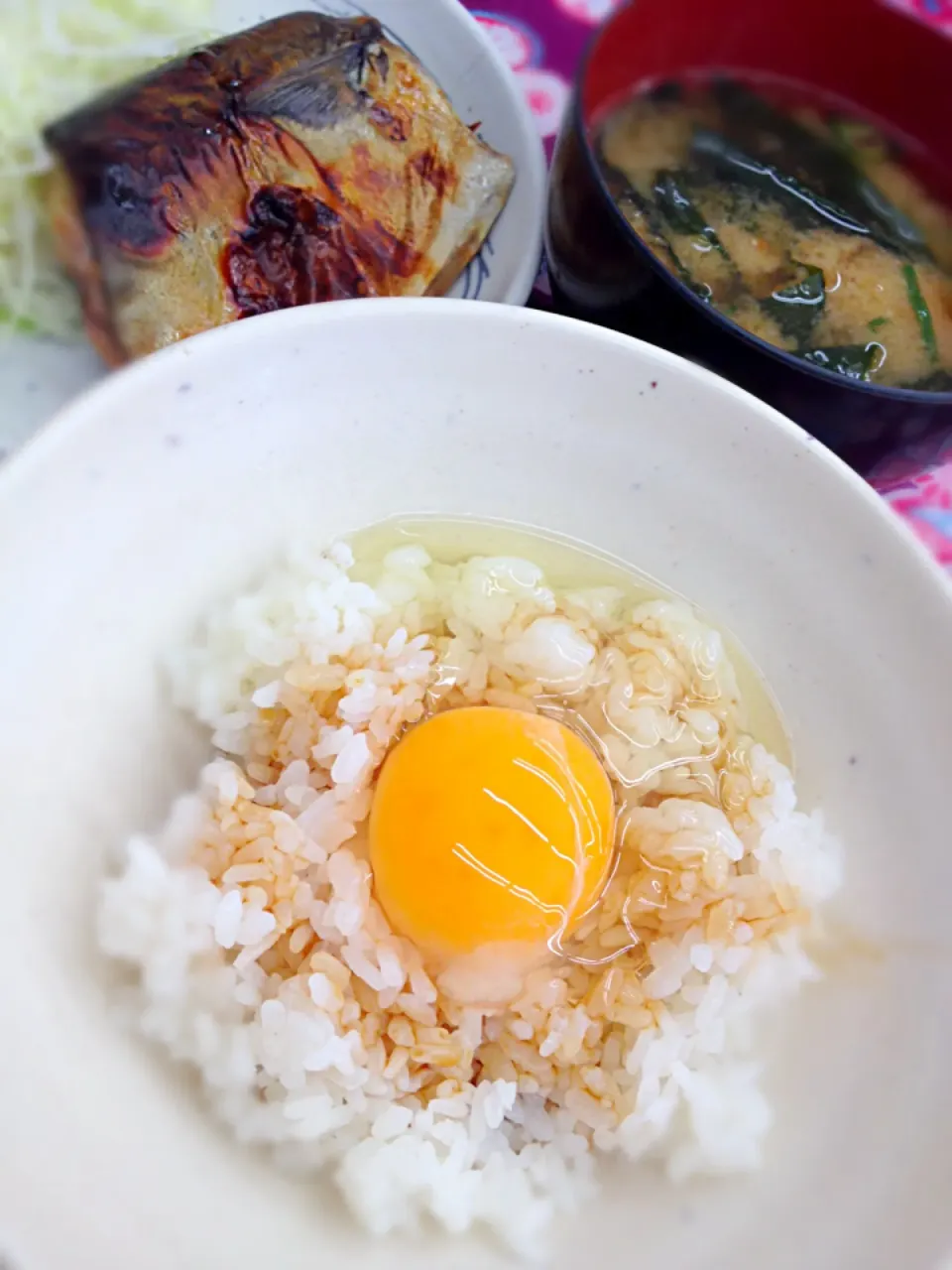 Snapdishの料理写真:好物三種。卵かけ御飯、ワカメの味噌汁、焼き鯖。完璧な朝やね〜|ハルさん