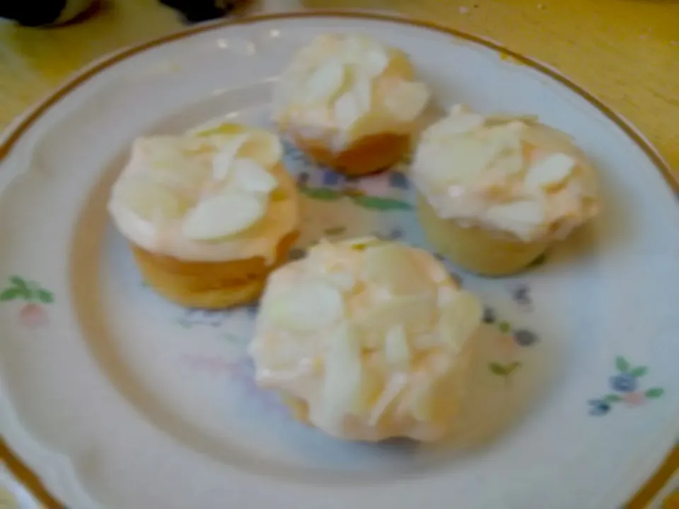 Breakfast Cupcakes with Apricot Yogurt Frosting|Victoria Caseyさん