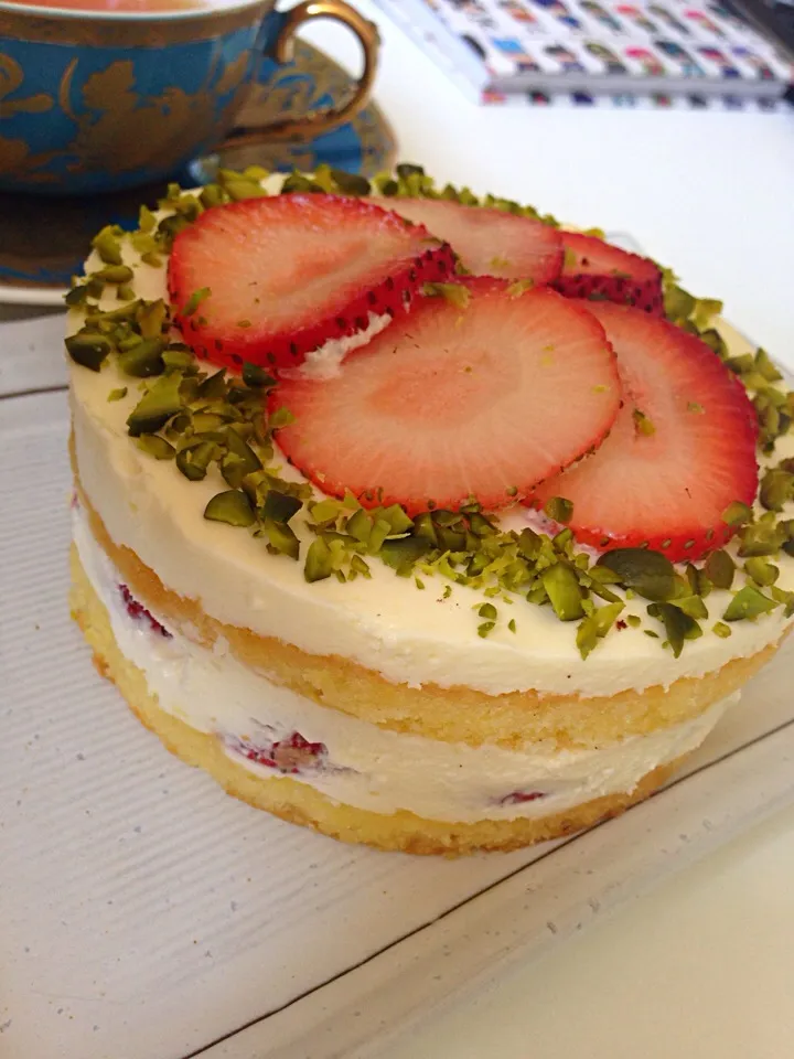 Homemade Rhum strawberry pistachio cake|Lauraさん