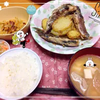 Snapdishの料理写真:晩ご飯
鰯とジャガイモのガーリック炒め

茹でキャベツのピーナッツバターとウニソースのアーモンドスライス和え


コールスローサラダ

豚汁  白米|Chieko Bannoさん